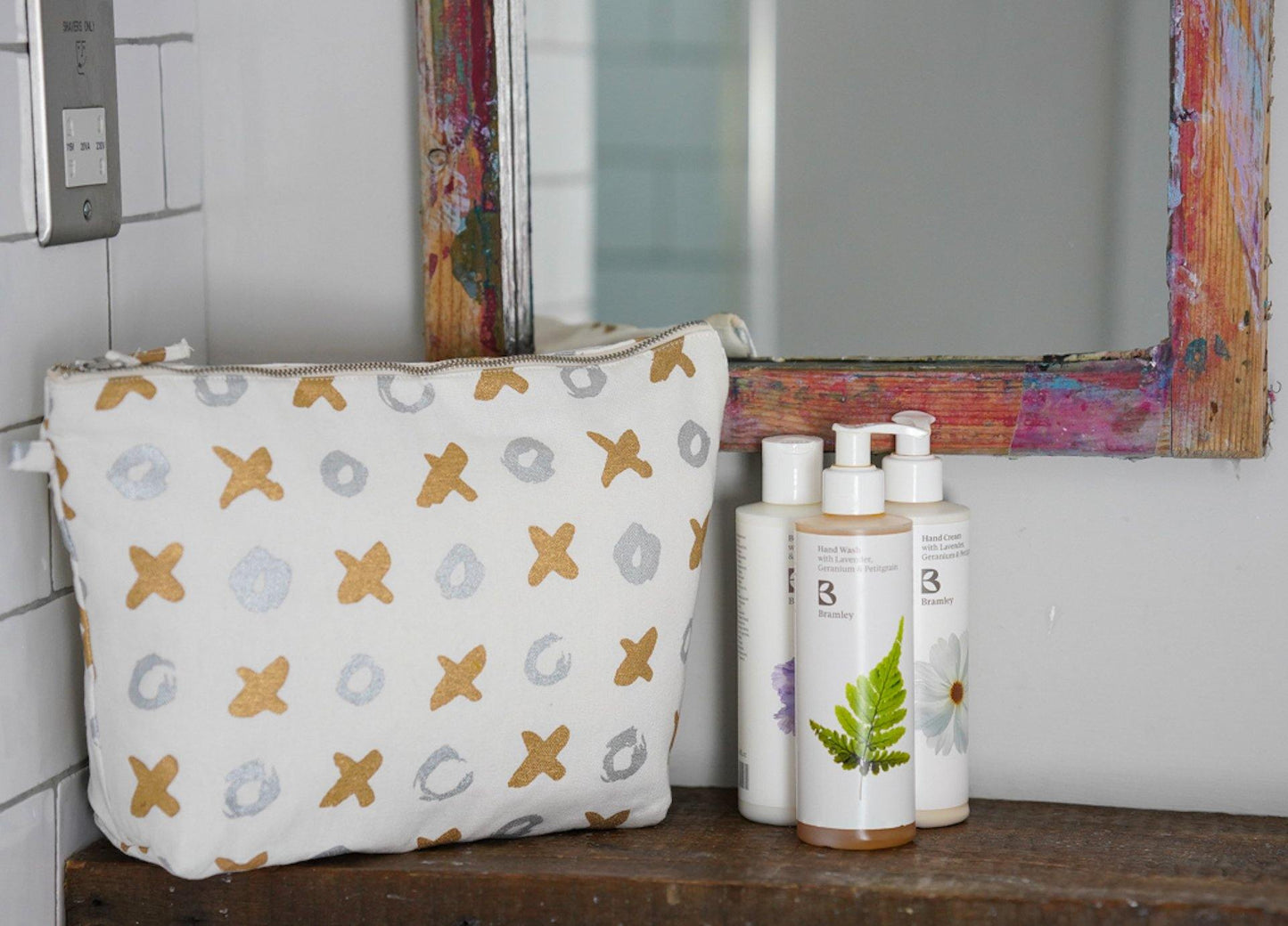 Mirage XOXO Wash Bag - Tikauo | xoxo items