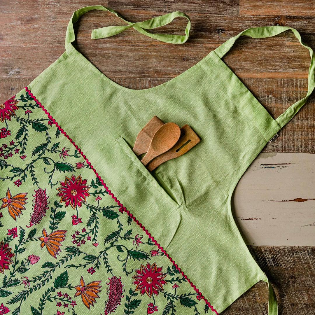 Floral apron with pockets UK by Tikauo