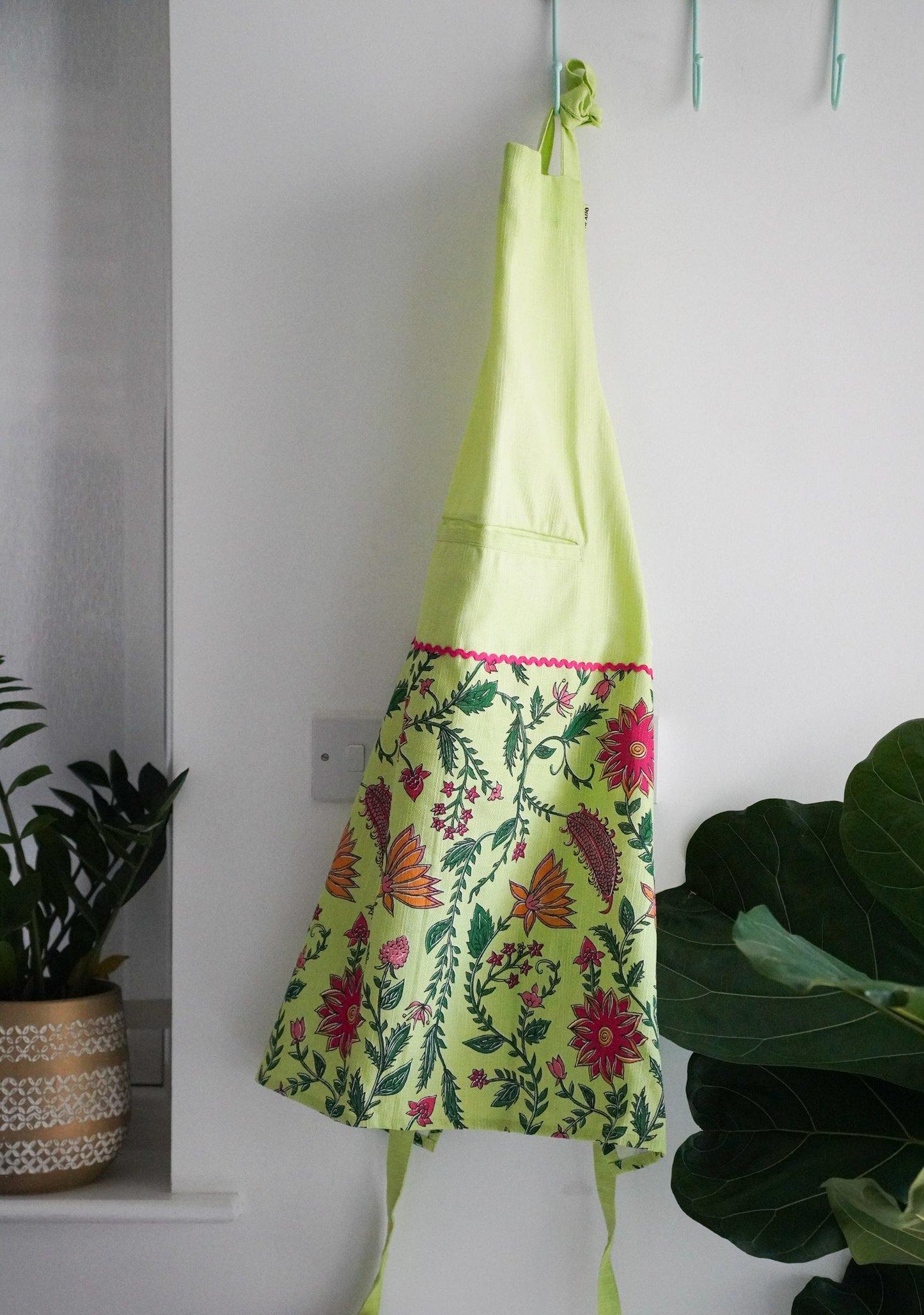 Floral apron with pockets UK by Tikauo