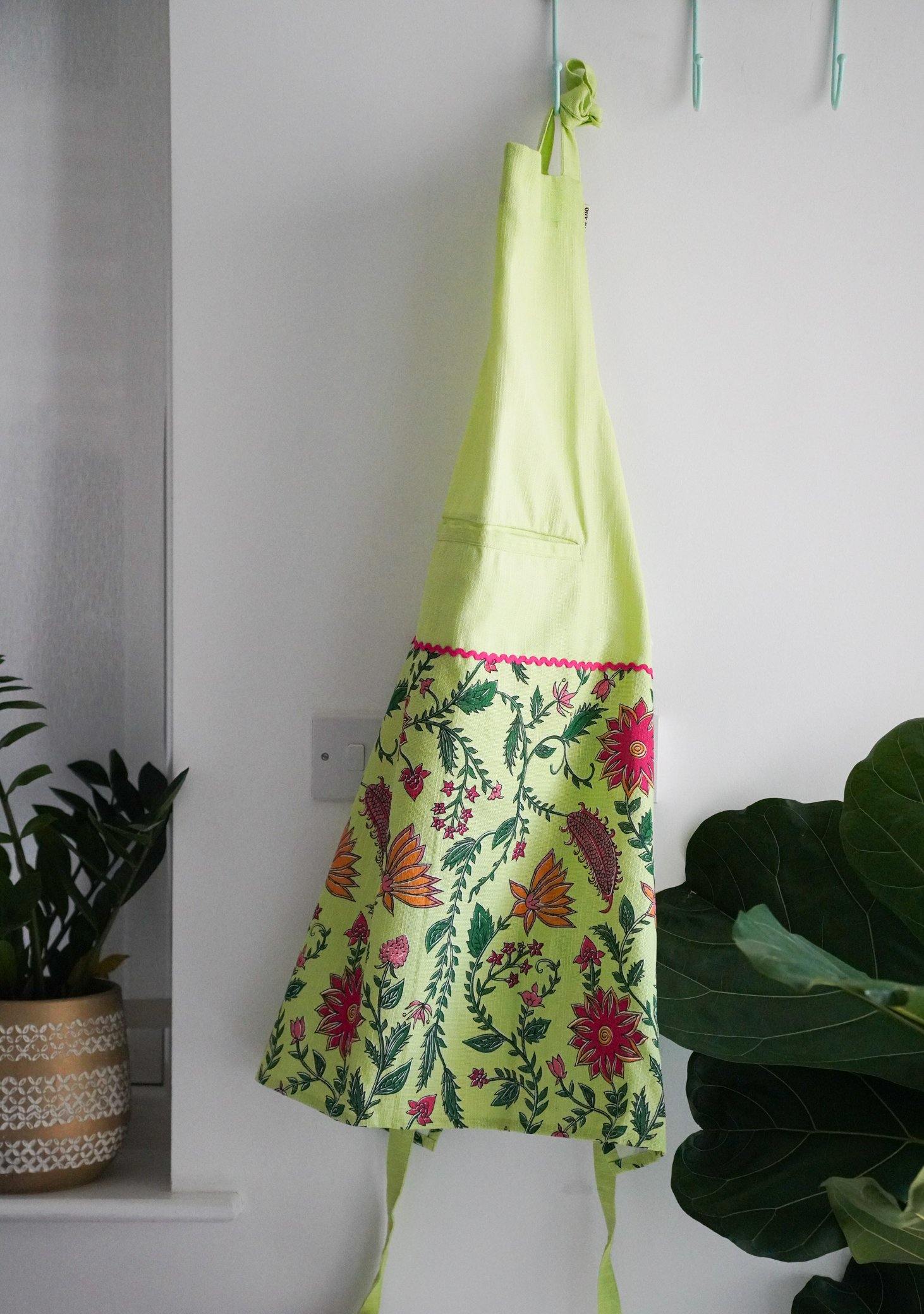 Floral apron with pockets UK by Tikauo